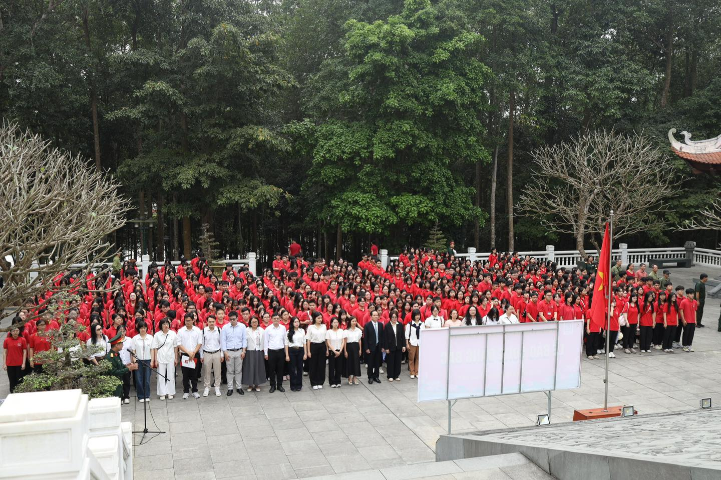 Thầy và trò Trường THPT Chuyên KHXH&NV tham gia chuyến học tập trải nghiệm tại K9 Đá Chông và trồng cây tại Paragon Resort