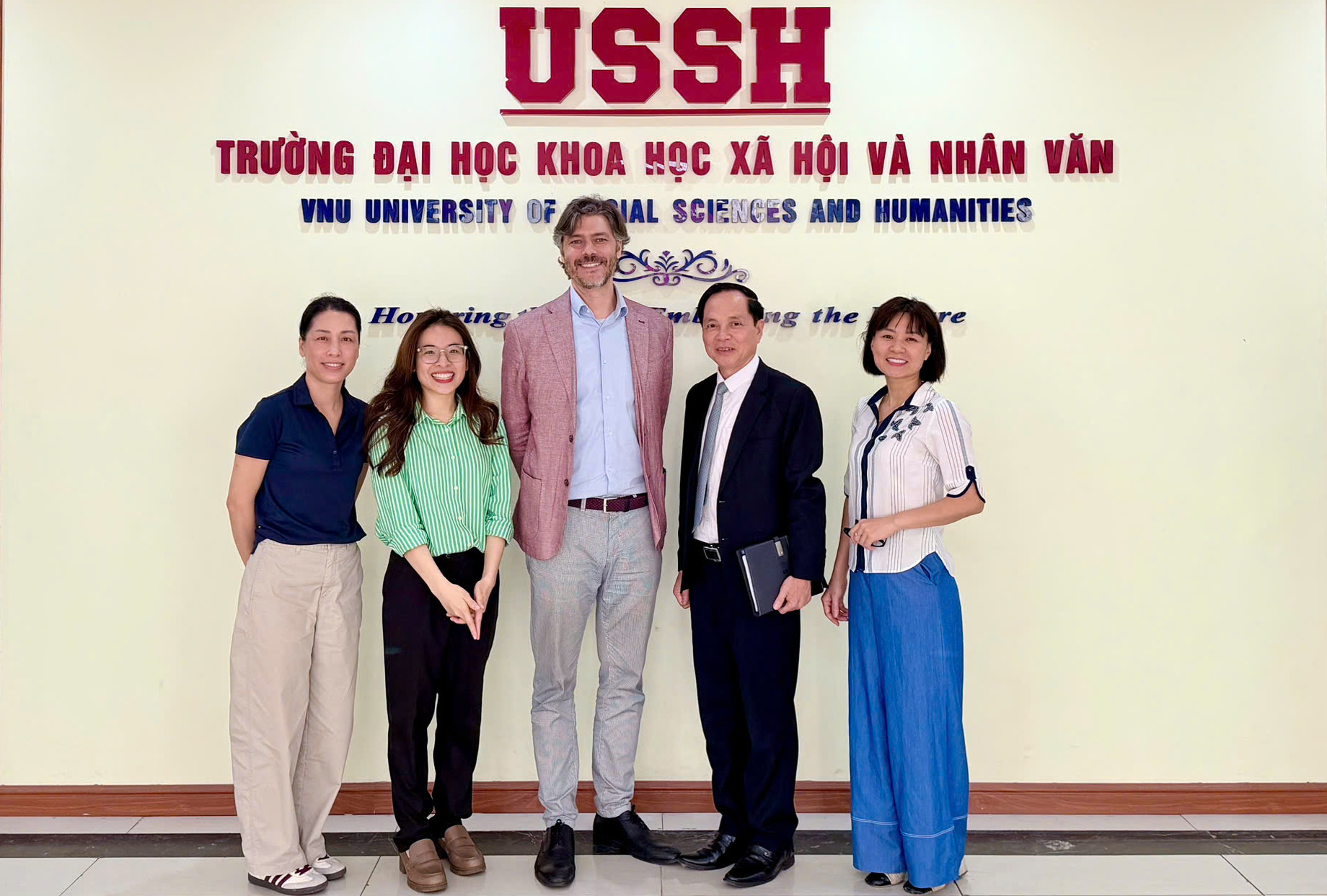 Trường THPT Chuyên KHXH&NV tăng cường hợp tác quốc tế, mở rộng cơ hội học tập tại nước ngoài cho học sinh