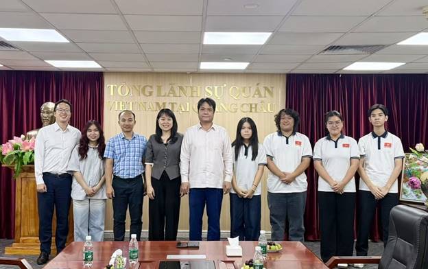 viet nam gianh 2 huy chuong ngay lan dau du olympic kinh te quoc te 2026 hinh anh 2