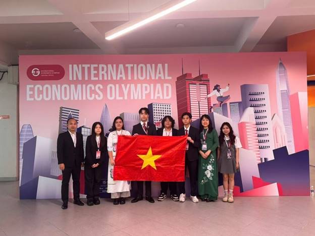 viet nam gianh 2 huy chuong ngay lan dau du olympic kinh te quoc te 2026 hinh anh 4