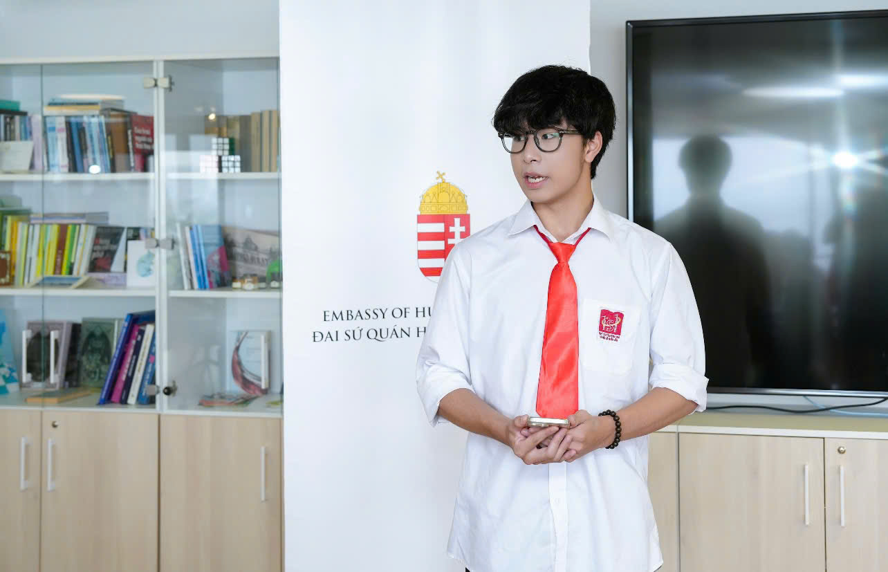 Học sinh Trường THPT chuyên KHXH&NV xuất sắc nhận được học bổng chính phủ học tập tại Hungary